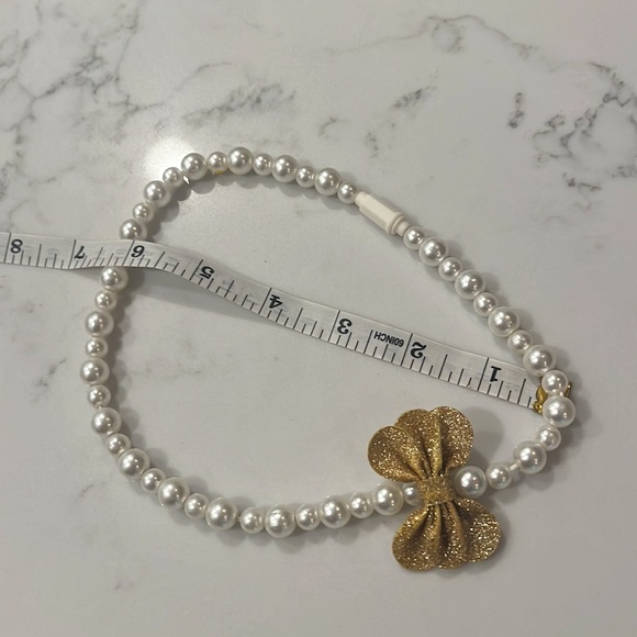 Child’s pearl necklace with gold bow - Picture 2 of 3